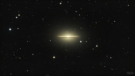 M104 Sombrero Galaxy - Imagen de astrofotografía - apilado, Master Light Frames para descargar - Sky-Watcher 200PDS